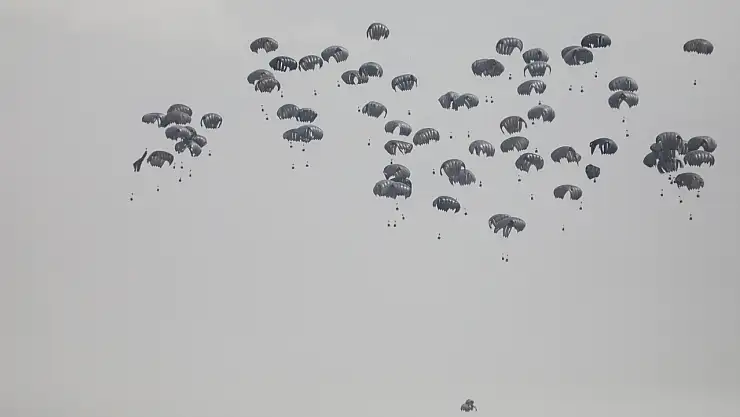 Filistinliler için UNRWA merkezine insani yardım ulaştı