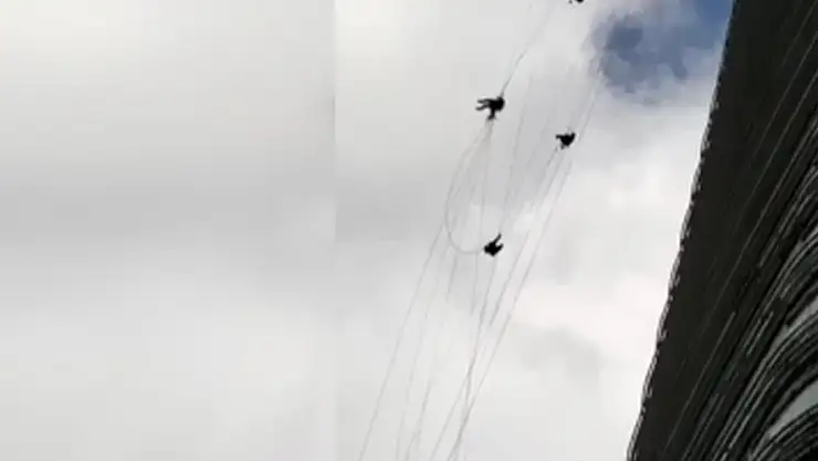 Finans merkezinde korku dolu saatler! Metrelerce yüksekte savruldular