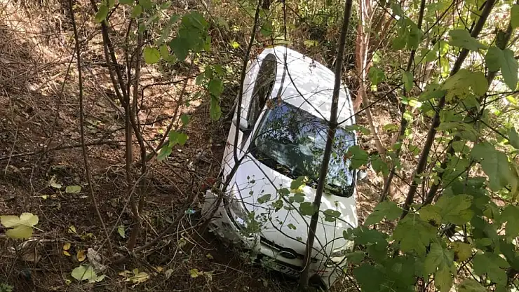 Fren yerine gaza bastı: 15 metre yükseklikten şarampole yuvarlandı