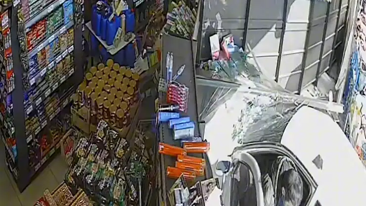 Fren yerine gaza bastı, otomobille markete daldı