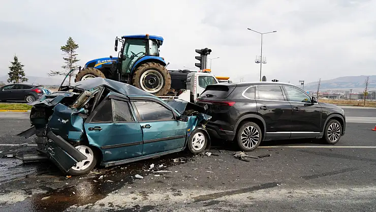 Freni boşalan kamyon iki araca çarptı: 2 yaralı