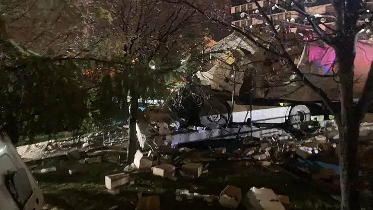 Freni boşalan tır parka daldı: 1 ölü