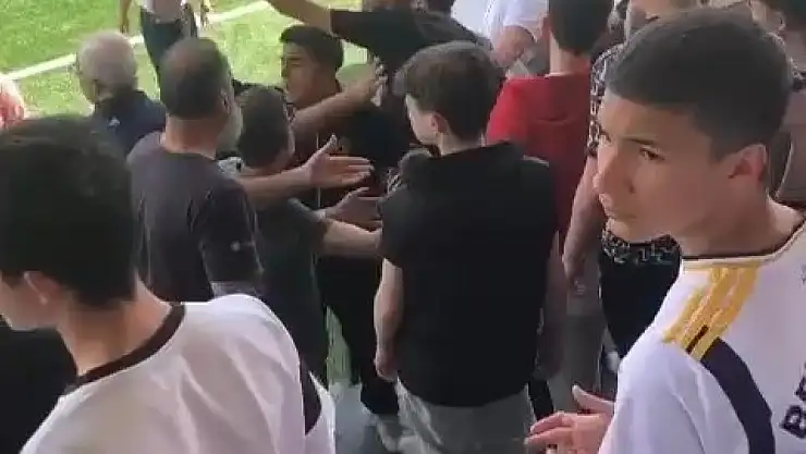 Futbol maçında tehlikeli gerginlik