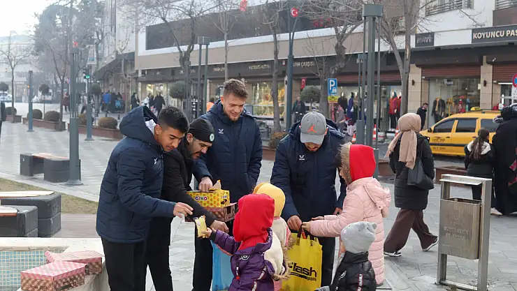 Futbolcular Şivlilik dağıttı