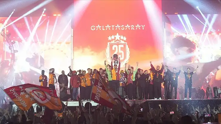 Galatasaray, 25. şampiyonluğunu Yenikapı'da coşkuyla kutladı