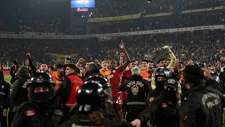 Galatasaraylı futbolculardan coşkulu derbi kutlaması!