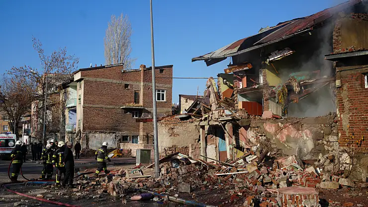 Gaz sızıntısı kabusa döndü! Doğalgaz patlamasında iki ev çöktü , 1 kişi yaralı