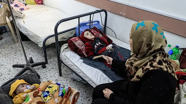 Gazze'de açlıkla mücadele eden çocuklar, ölüm tehlikesiyle karşı karşıya!