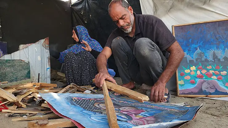 Gazze'de bir ressam çocuklarını doyurmak için tablolarını parçalıyor