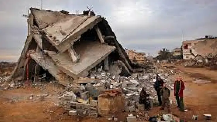 Gazze'de enkaz altında kalan kadın 5 gün sonra kurtarıldı