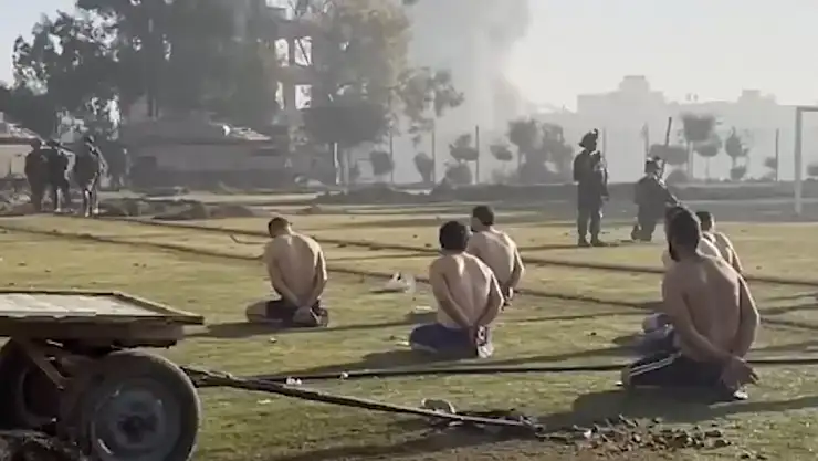 Gazze'de erkekler elbiseleri soyularak zorla yerinden ediliyor