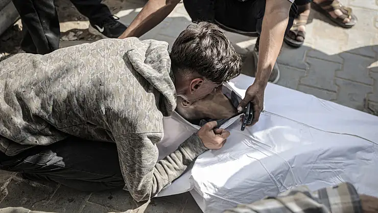 Gazze'de yardım bekleyen 25 kişi hayatını kaybetti