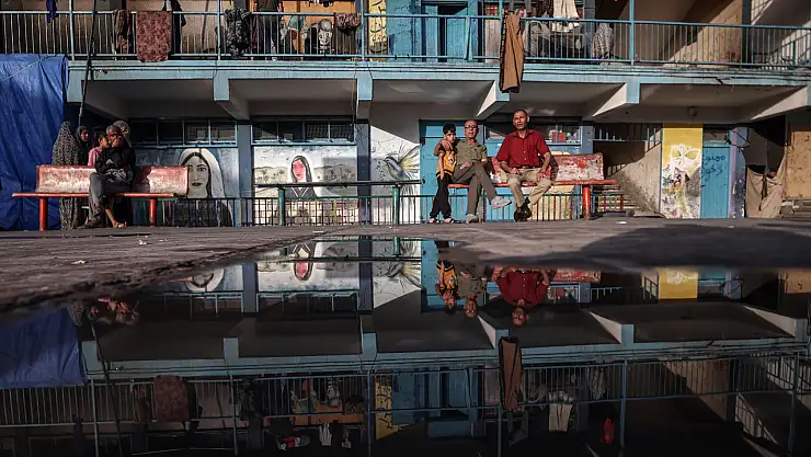 Gazze'deki insani kriz büyüor: Filistinli aileler zor şartlar altında UNRWA okulunda sığınak arıyor