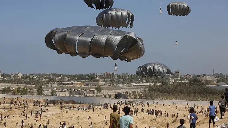 Gazze'ye havadan insani yardım malzemeleri indirildi