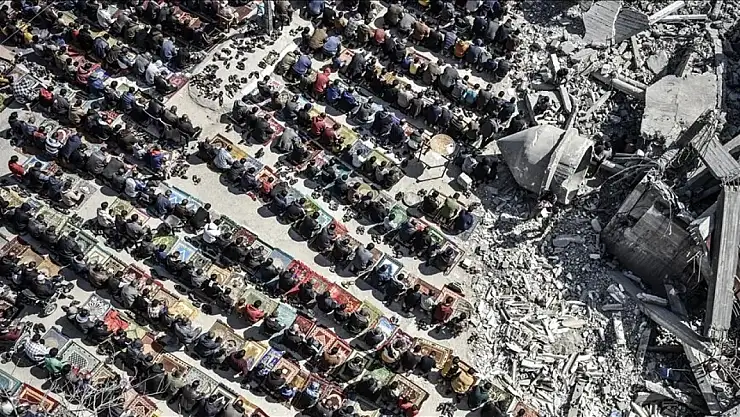 Gazzeliler Cuma namazını Cami enkazında kıldı