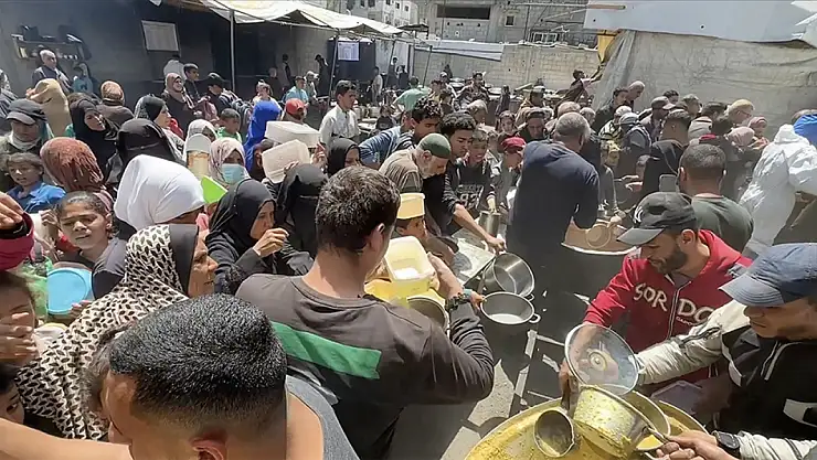 Gazzelilere sıcak yemek dağıtımı yapıldı