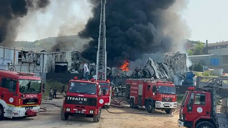 Gebze'de boya fabrikasında yangın!