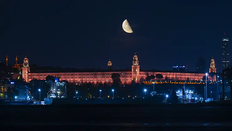 İstanbul' da yarım Ay, Selimiye Kışlası ve Büyük Selimiye Camisi bir arada