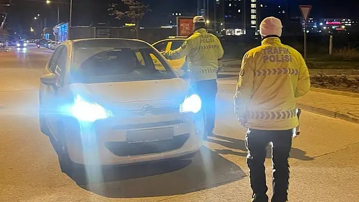 Gece saatlerinde yapılan denetimde 34 sürücüye 213 bin TL para cezası kesildi