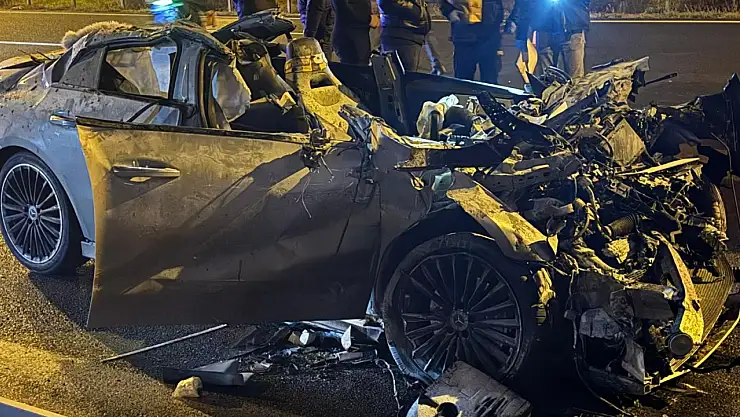 Gece yarısı feci kaza! Otomobil TIR'ın altına girdi, 2 ölü