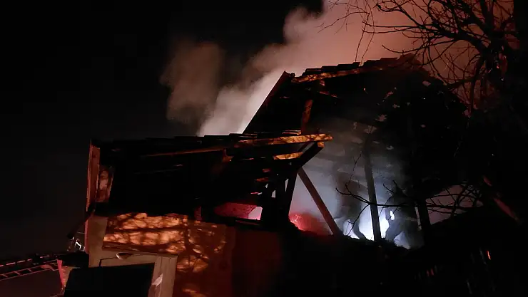 Gecenin karanlığını evdeki yangın aydınlattı!