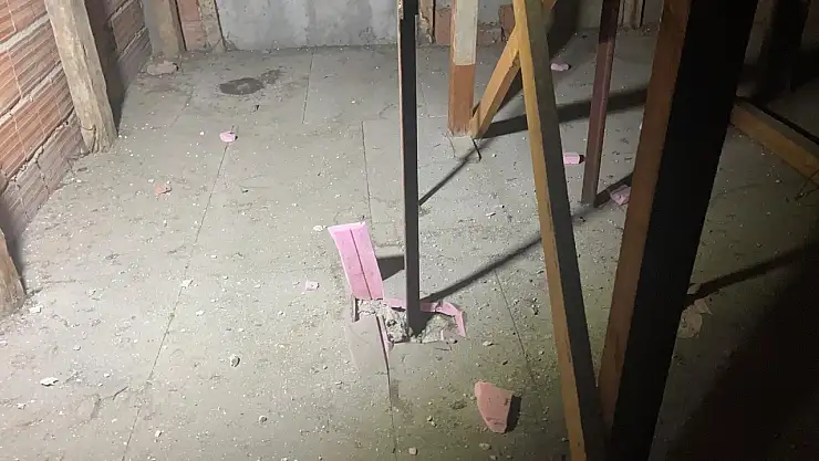 Geceyi bölen gürültü! Yıldırım apartmanın tavanını parçaladı