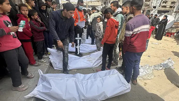 Geçici mezarlara defnedilen Filistinlilerin naaşları çıkarıldı