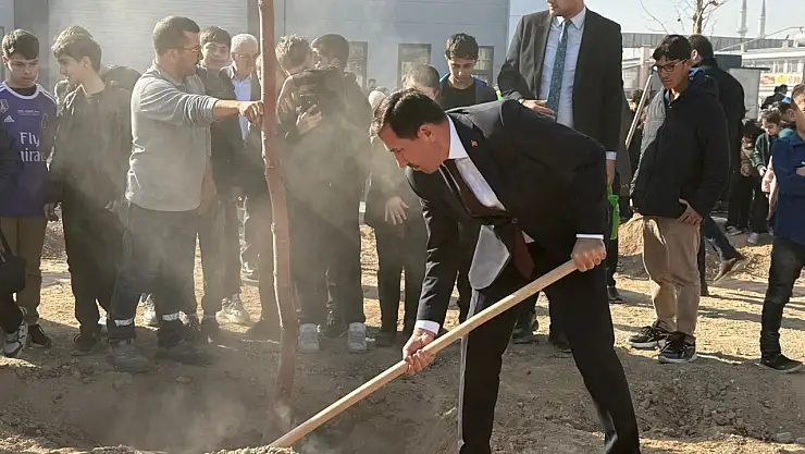 Geleceğin gölgesi bugün dikildi: Karatay'da minikler yeşile nefes verdi