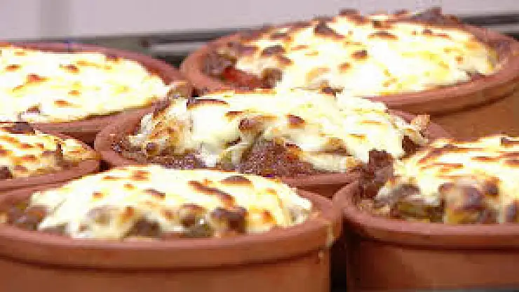 Geleneksel Türk mutfağının vazgeçilmezi, güveçte kaşarlı kavurma tarifi!