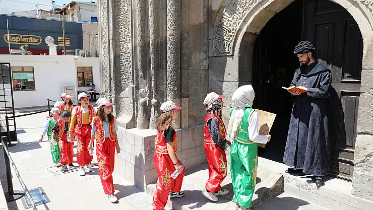 Genç KOMEK Öğrencileri Şehrin Kalbinde Yolculuk Yapıyor