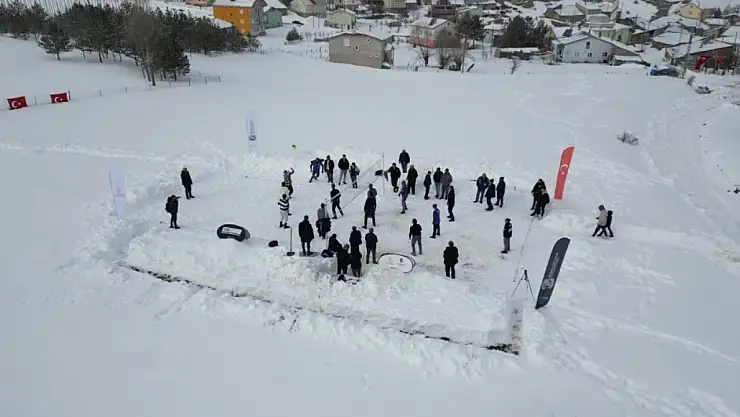 Gençlere taş çıkartıyorlar: Köyün yaşlıları kışın karda voleybol keyfi yapıyor: Gelenek 32 yıldır sürüyor!