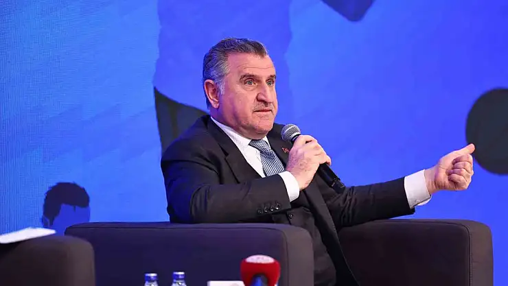 Gençlik ve Spor Bakanı Osman Aşkın Bak, gençlerle bir araya geldi