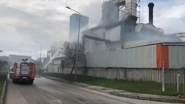 Geri dönüşüm tesisinde yangın: 8 yaralı!