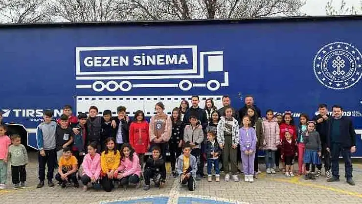 Gezen Sinema depremzedelerin yanında