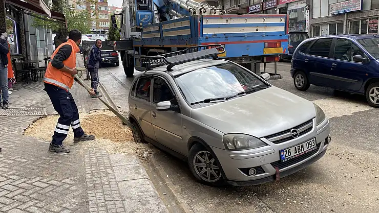 Göçükte kalan otomobil, çekici yardımıyla kurtarıldı