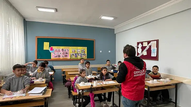 Gönüllü gençler çocukları sanat ile buluşturdu