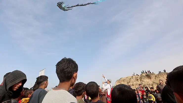 Gönüllüler, çocuklara destek olmak için bir arada