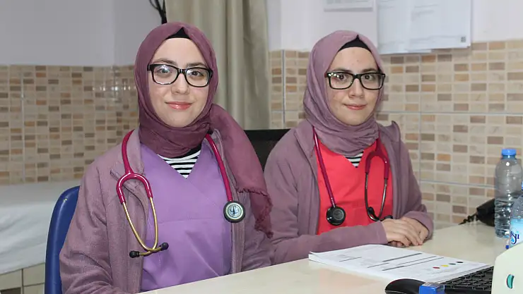 Gören bir daha bakıyor! Şaşkınlıklarını gizleyemiyorlar! Tek yumurta ikizi doktorlar!