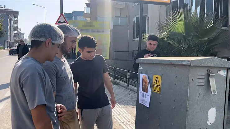 Gören dönüp bir daha baktı! 'Kızınızı bu adamdan koruyun' yazılı afişler mahalleliyi hayrete düşürdü