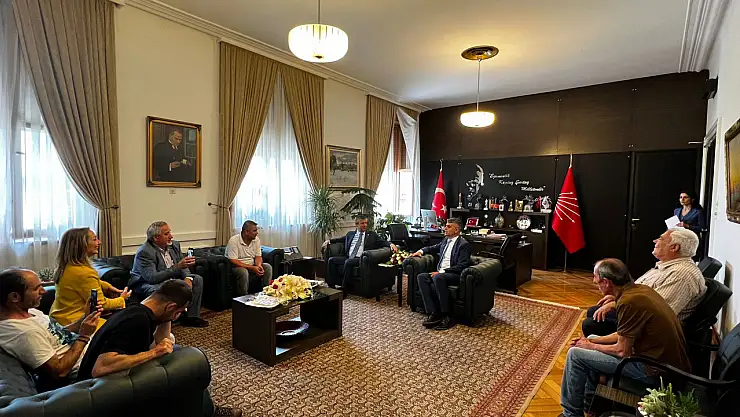 Görmeyenlerden CHP'ye hayırlı olsun ziyareti