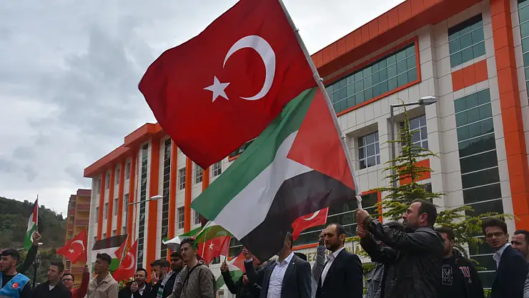 Gümüşhane Üniversitesi öğrencileri, İsrail'in Filistin'e yönelik saldırılarını protesto etmek için yürüyüş düzenledi