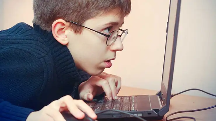 Günde 8 saat internetteyiz