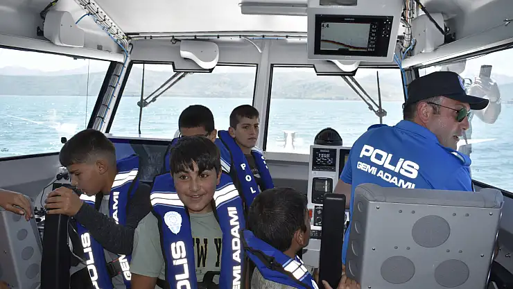 Güroymak öğrencileri, Van Gölü'nde bot gezisiyle dalışın heyecanını yaşıyor