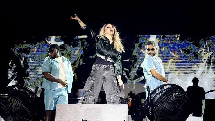 Hadise Konya'da müzikseverlerle buluşuyor