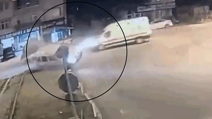 Hafif ticari araç ile ambulans çarpıştı çok sayıda kişi yaralandı