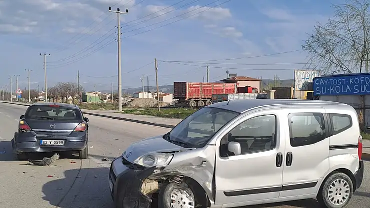 Hafif ticari araç ile otomobil çarpıştı, 5 kişi yaralandı