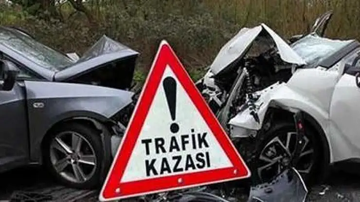 Hafif ticari araç ile otomobil çarpıştı: 2 kişi yaralandı