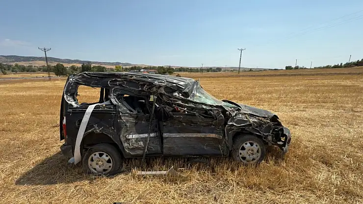 Hafif ticari araç iş makinesine çarptı: 1 kişi hayatını kaybetti, 1 kişi yaralandı