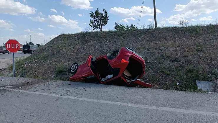 Hafif ticari araç otomobille çarpıştı: 4 yaralı