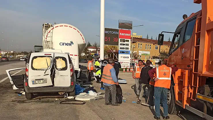 Hafif ticari araç tankere çarptı: 1'i bebek 3 ölü